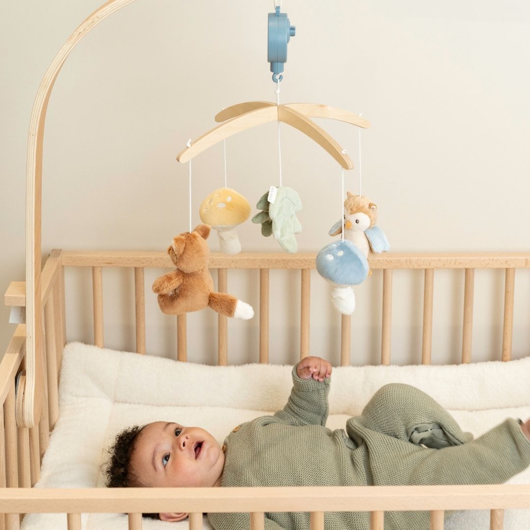 Mobile i træ med musik - blå farver med ræv og andre af skovens dyr, baby dreng kigger op på skøn musikuro