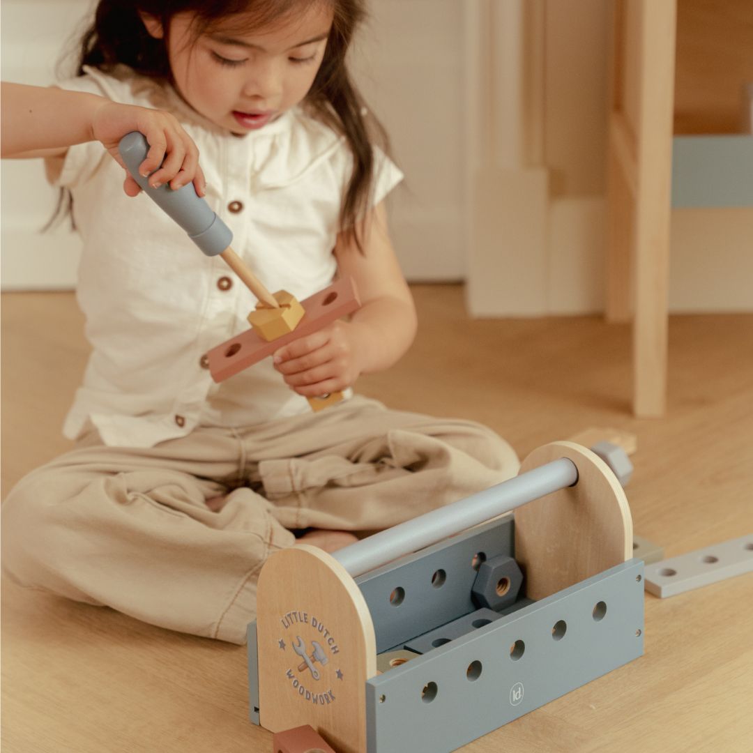 Barn leger med værktøjskasse i træ fra Little Dutch. Den indeholder sjovt værktøj til små håndværkere.