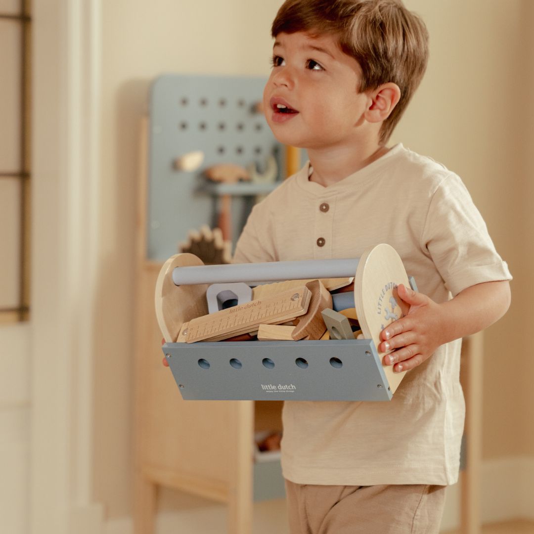 Værktøjskasse 18 dele. Her et barn, der bærer værktøjssættet fra Little Dutch.