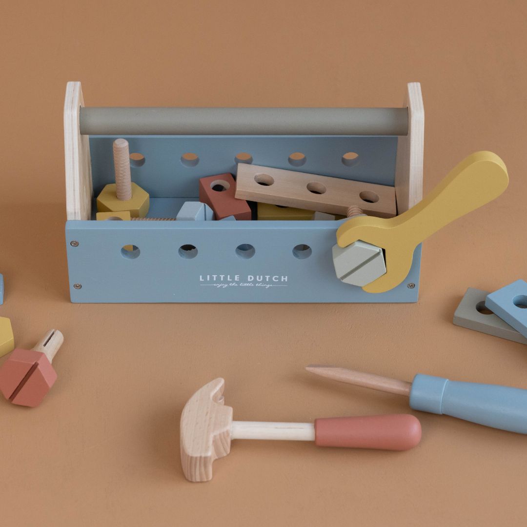 Værktøjskasse i blå træ med legeværktøj, hammer, svensknøgle, skruetrækker, møtrikker og bolte, står på lysebrun baggrund, kvalitetslegetøj fra Little Dutch, fås hos Nordic Simply