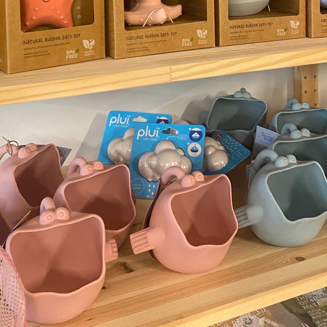 Rosa vandkander formet som fisk med stor åben mund, står på hylde, fås hos Nordic Simply