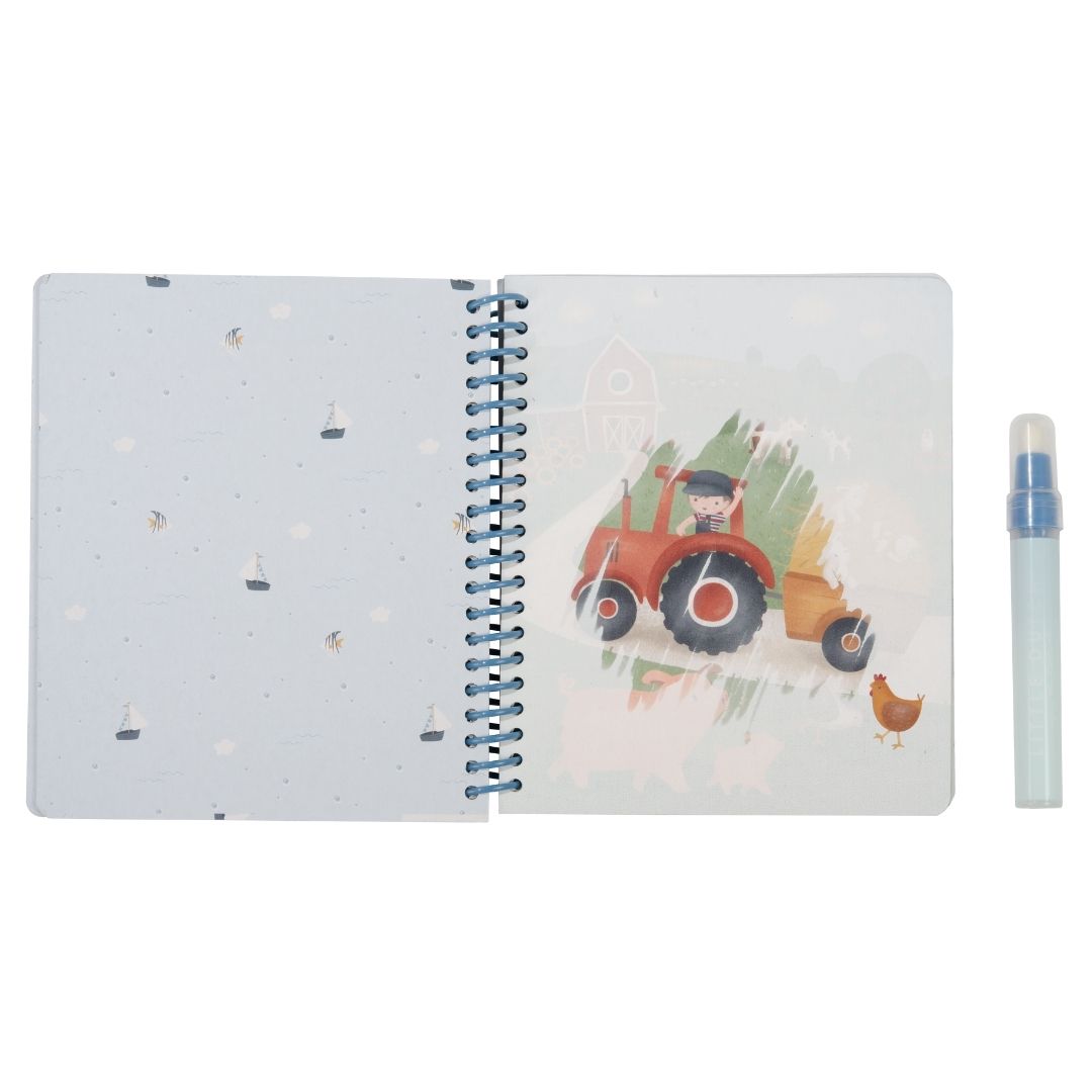 Vandmalebog til børn med drengen Jim og venner fra Little Dutch, her ses opslået med tegning af rød traktor, fås hos Nordic Simply