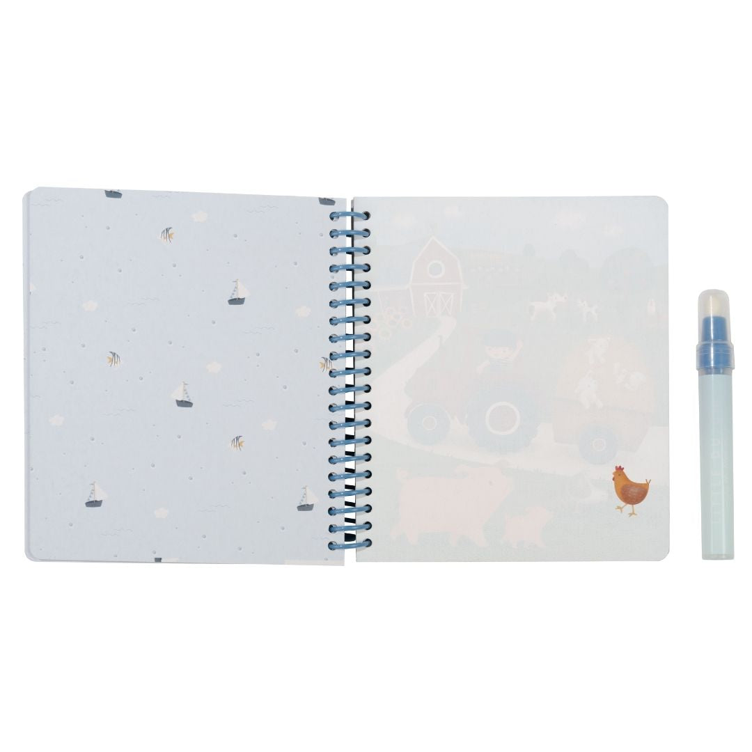 Vandmalebog til børn med drengen Jim og venner fra Little Dutch, her ses opslået med tegning af brun høne, fås hos Nordic Simply