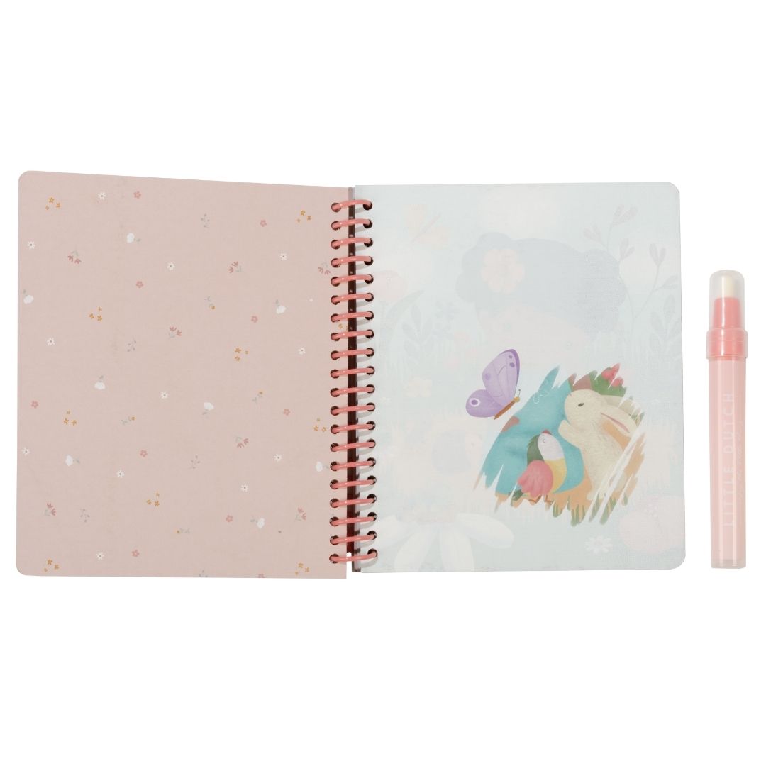 Vandmalebog til børn med pigen Rosa og venner fra Little Dutch, her vist opslået med tegning af kanin, fugl og sommerfugl, fås hos Nordic Simply