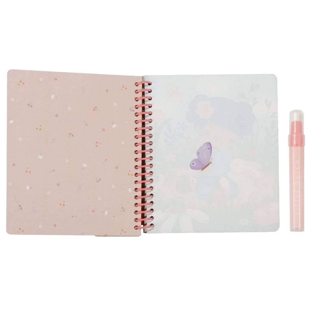 Vandmalebog til børn med pigen Rosa og venner fra Little Dutch, her vist opslået med tegning af sommerfugl, fås hos Nordic Simply