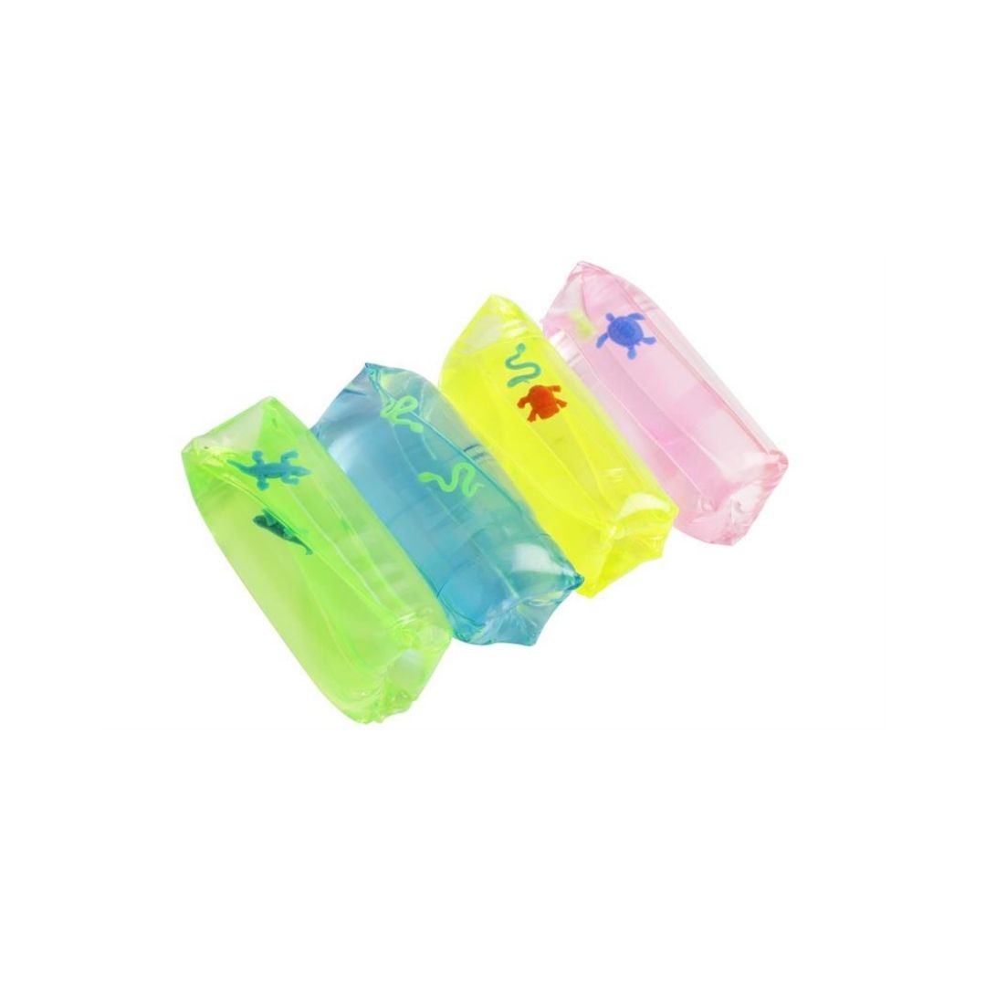 Fire vandpølser i grøn, blå, gul og rosa på hvid baggrund, se om du kan holde fast på vandpølsen.