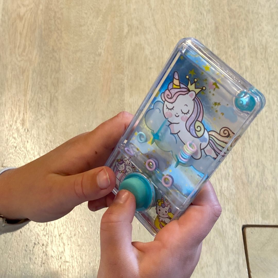 barn leger på farten med enhjørning vandspil os Nordic Simply