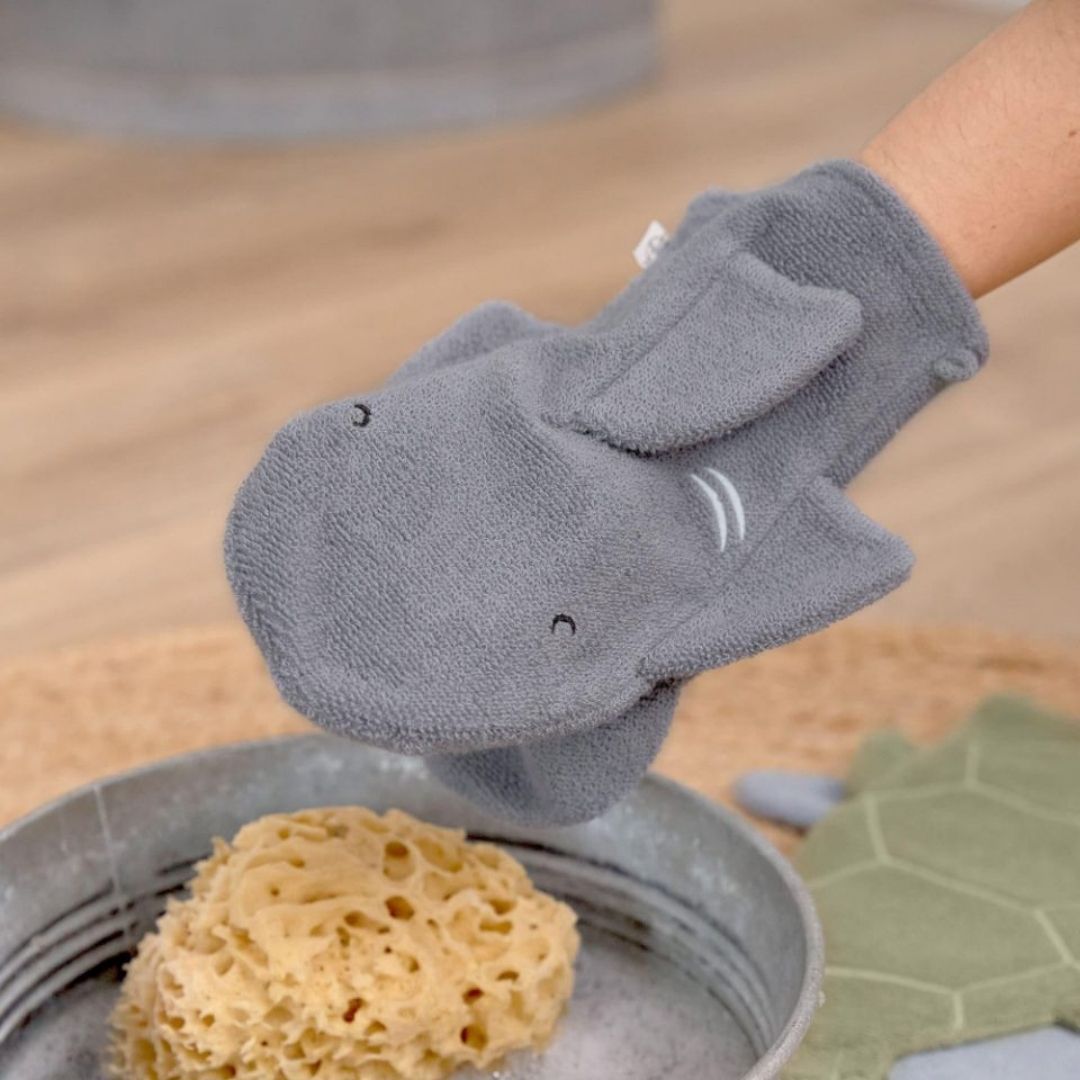 Hånd med grå vaskehandske til børn formet som en haj, 100% bomuld GOTS certificeret, fra Lässig fås hos Nordic Simply