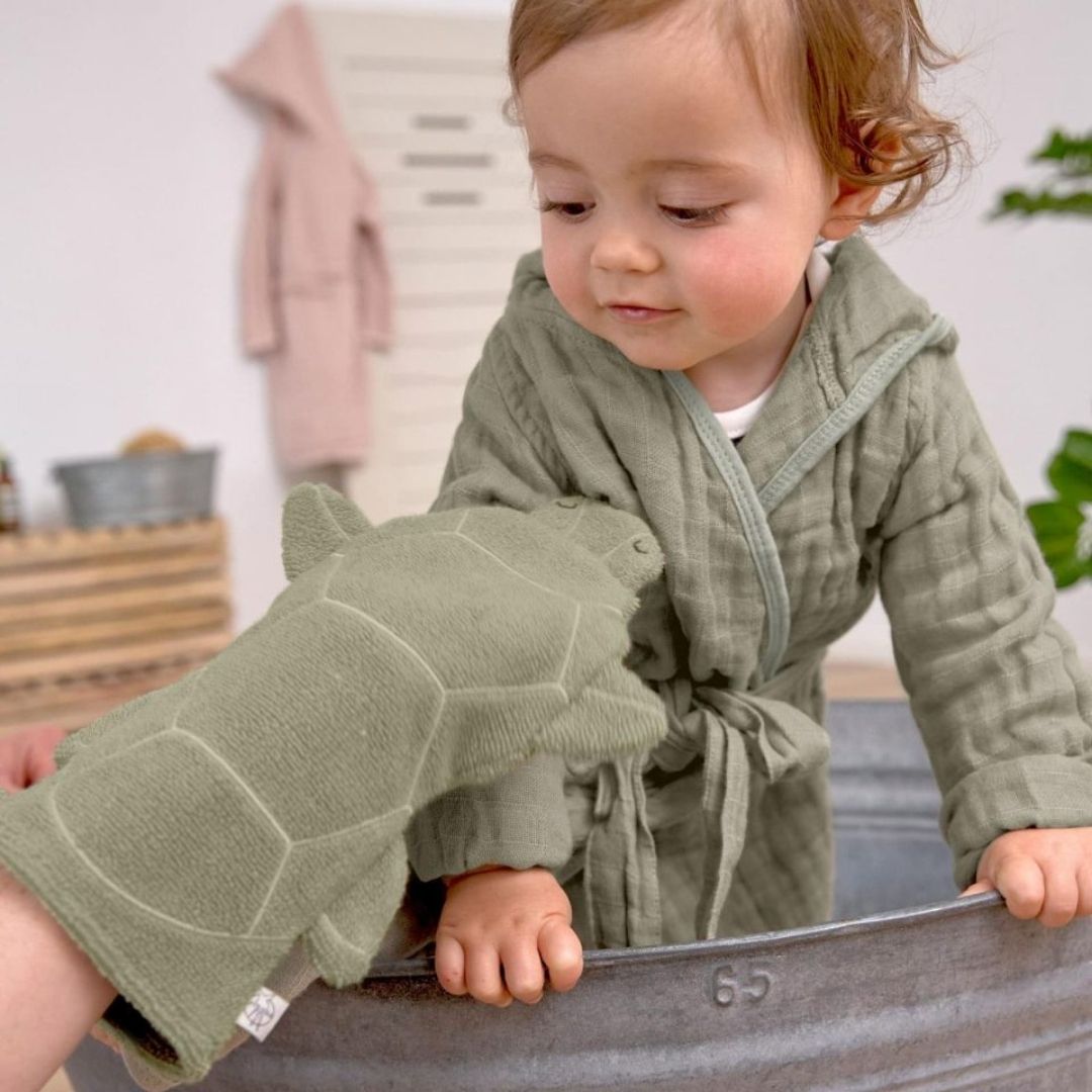 Hånd aer barn med grøn vaskehandske formet som en skildpadde, 100% bomuld GOTS certificeret, fra Lässig fås hos Nordic Simply