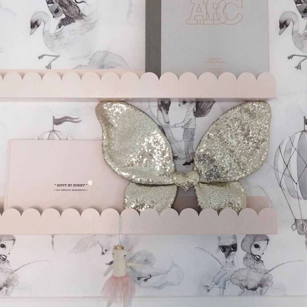 Guldvinger står på hylde, sommerfuglevinger fra Mimi & Lula fås hos Nordic Simply