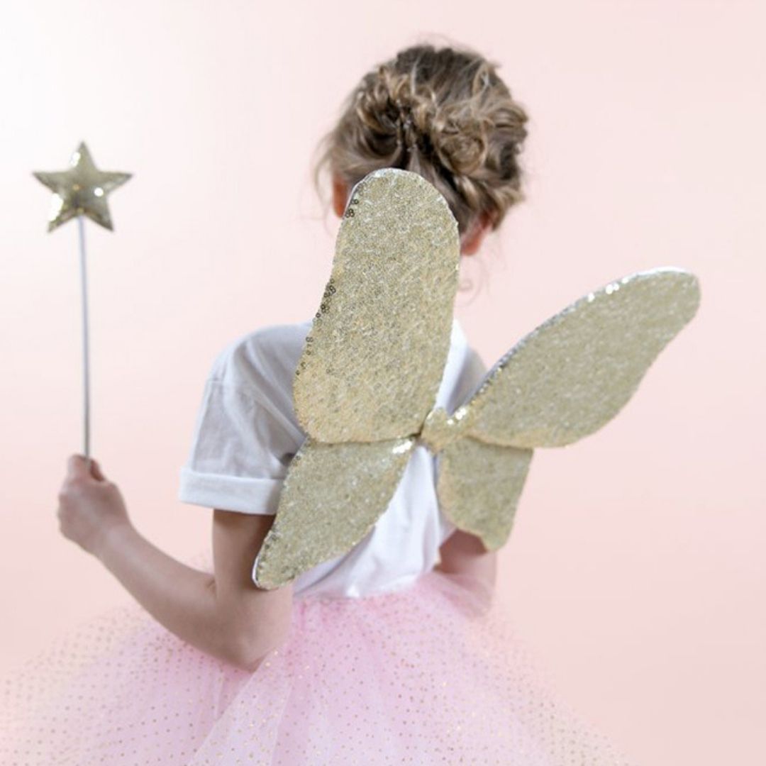 Pige set bagfra med guldtryllestav og vinger i guld og glitter, perfekt udklædning som sommerfugl til børn fra 3 år og op fra Mimi & Lula fås hos Nordic Simply