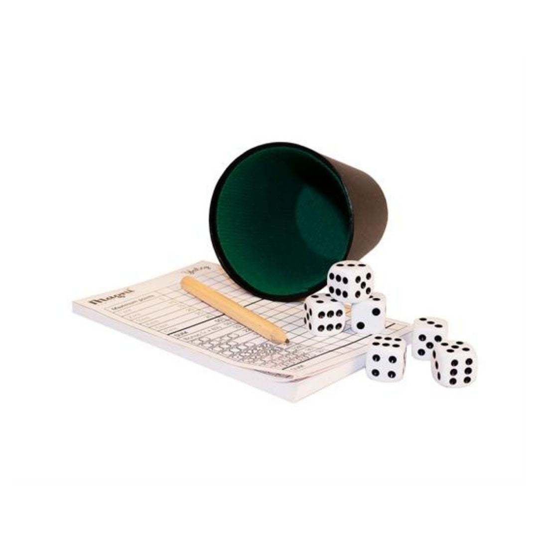 yatzyspil med små terninger, blok og sort plastik raflebæger hos Nordic Simply