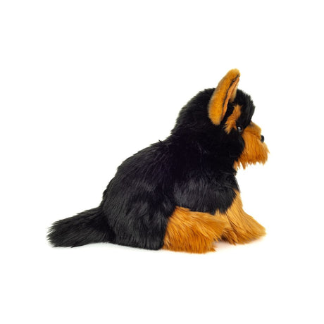 Yorkshire Terrier bamse hund, som sidder, set fra siden. Til leg og fantasi for børn 0-10 år fra Teddy Hermann fås hos Nordic Simply