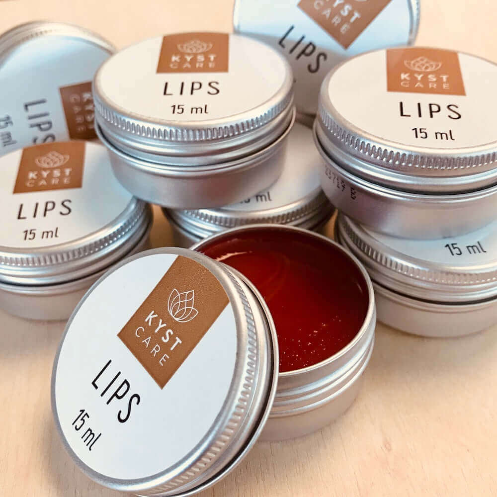 Lips rød læbebalsam i små bøtter dansk hudpleje fra Kyst Care fås hos Nordic Simply