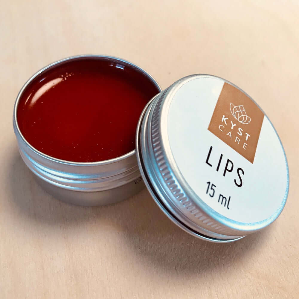 Lips rød læbebalsam i lille åben bøtte, naturlig dansk hudpleje fra Kyst Care fås hos Nordic Simply