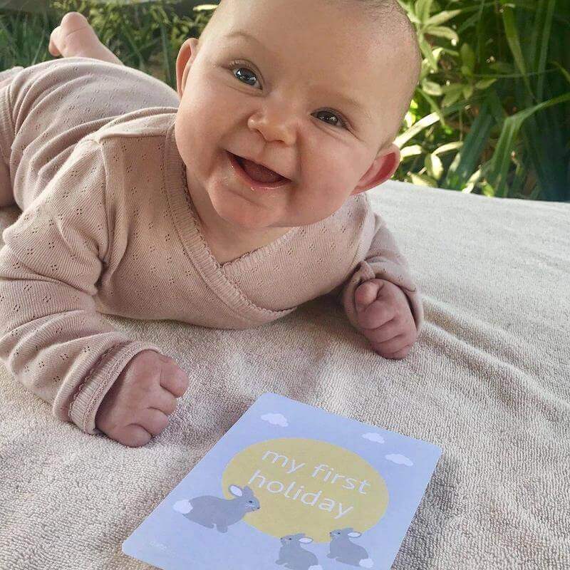 baby pige med milepælskort på engelsk fra nordicsimply