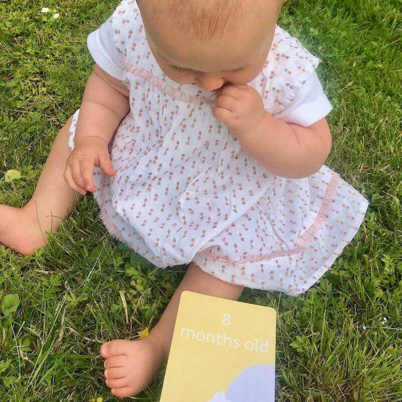 baby pige med milepælskort på engelsk fra nordicsimply