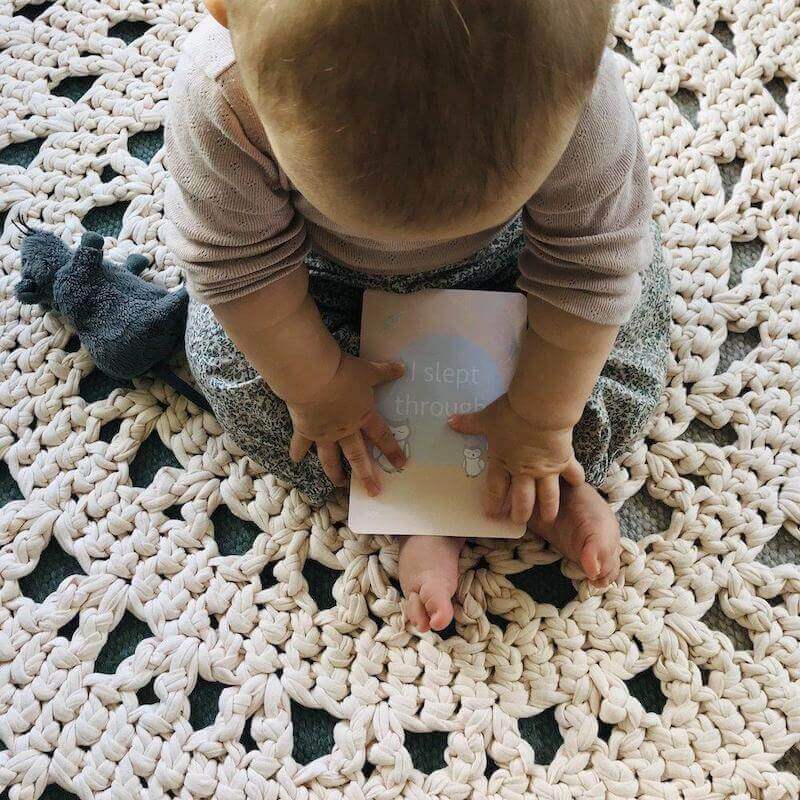 baby pige med milepælskort på engelsk fra nordicsimply