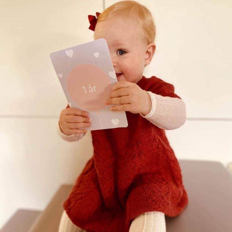 baby pige med milepælskort fra nordicsimply