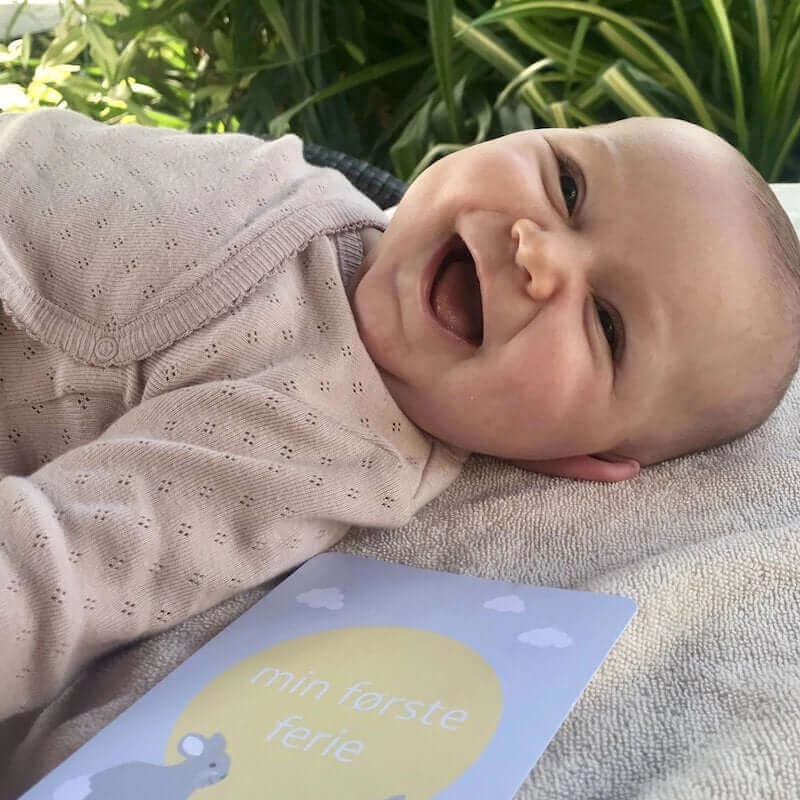 baby pige med milepælskort fra nordicsimply