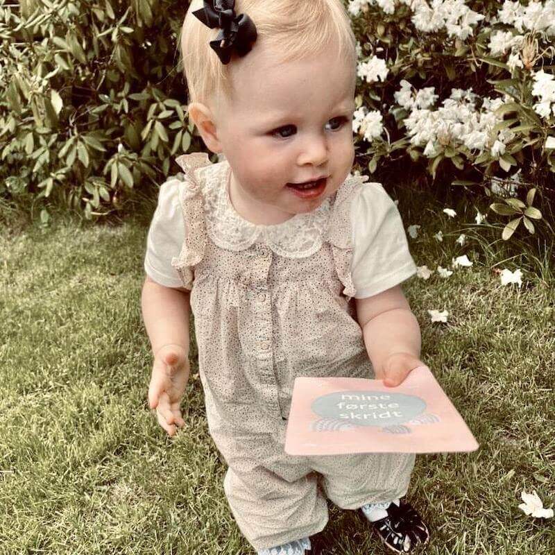 baby pige med milepælskort fra nordicsimply