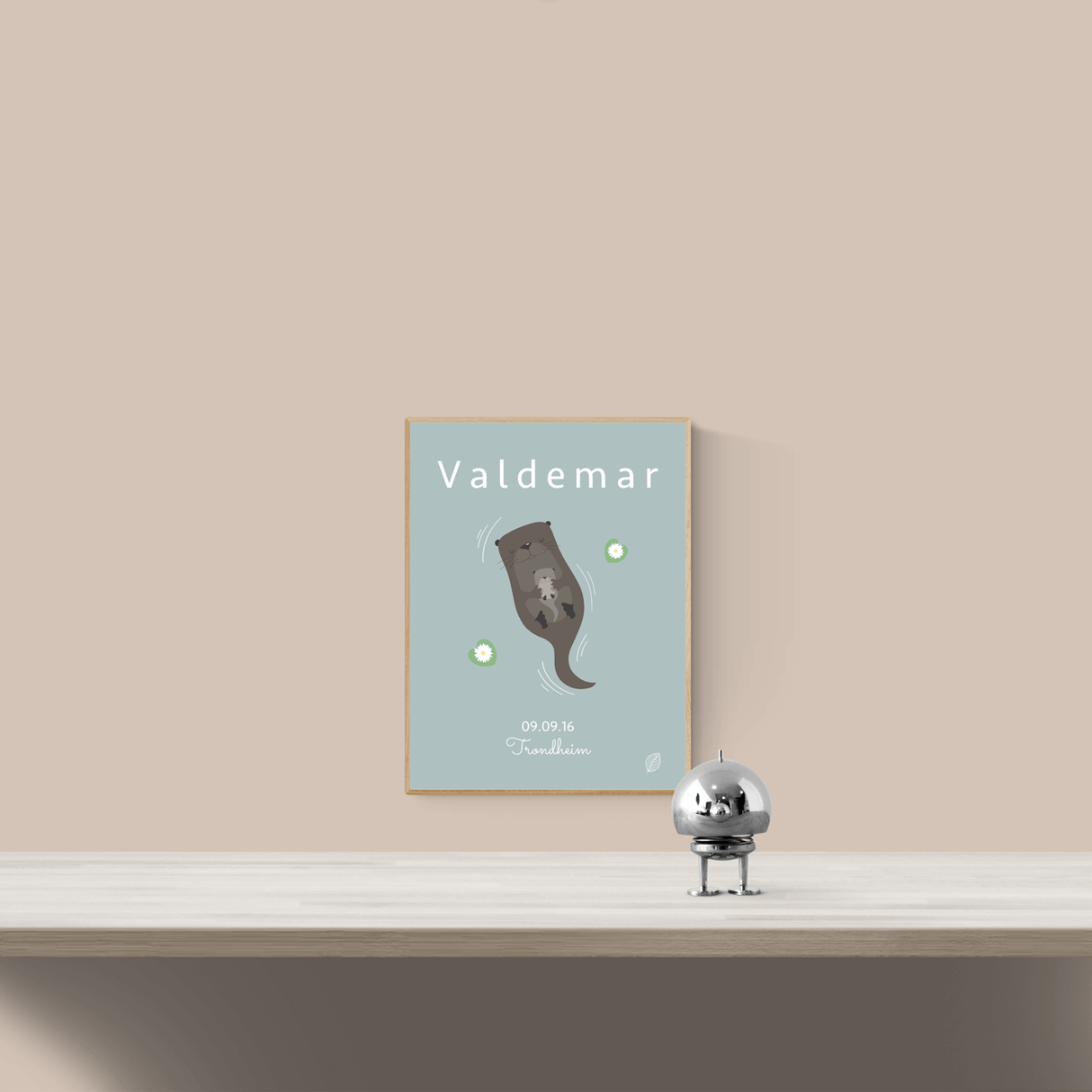 blå plakat med tegning af odder i vand med unge, personlig plakat til barn med navn, fødselsdato og by fra nordicsimply