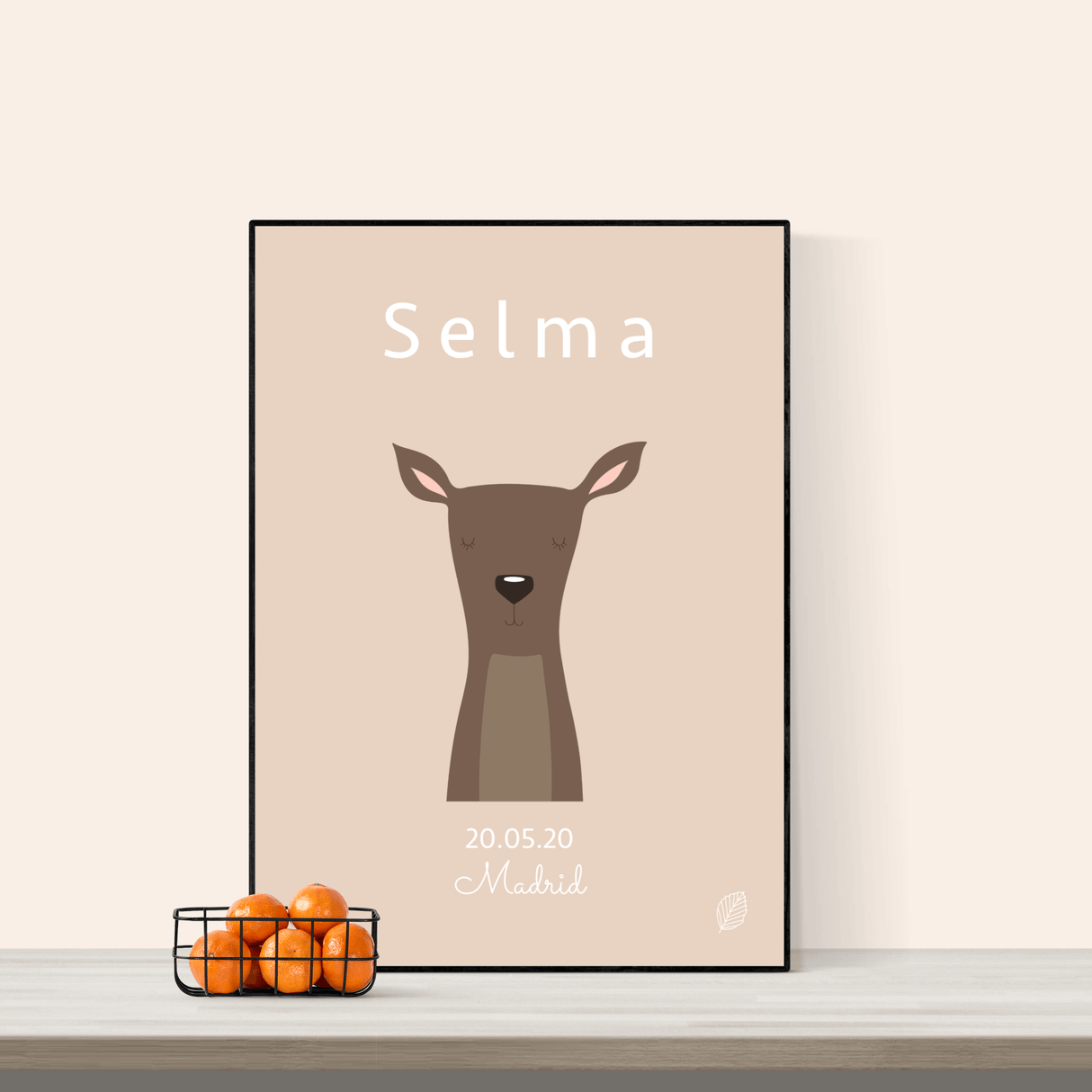 lys rosa plakat med tegning af rådyr pige, personlig plakat til barn med navn, fødselsdato og by fra nordicsimply