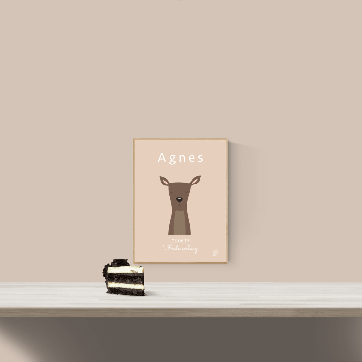 lys rosa plakat med tegning af rådyr pige, personlig plakat til barn med navn, fødselsdato og by fra nordicsimply