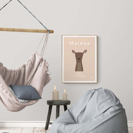 lys rosa plakat med tegning af rådyr pige, personlig plakat til barn med navn, fødselsdato og by fra nordicsimply