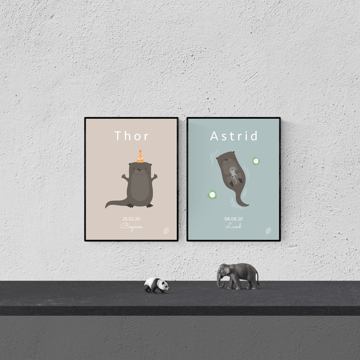 blå plakat med tegning af odder i vand med unge, personlig plakat til barn med navn, fødselsdato og by fra nordicsimply