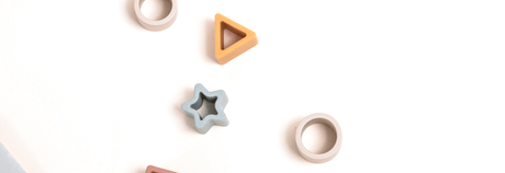 baby legetøj på hvid baggrund hos Nordic Simply