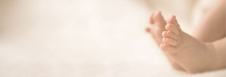 babyfødder på lys baggrund