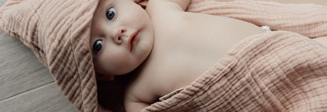 baby i rosa håndklæde fra danske Natruba fås hos Nordic Simply