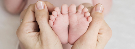 mor med babyfødder illustration til babyshowerquiz hos Nordic Simply