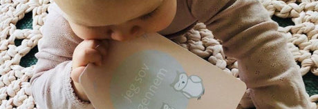 baby med svanemærket milepælskort fra Nordic Simply