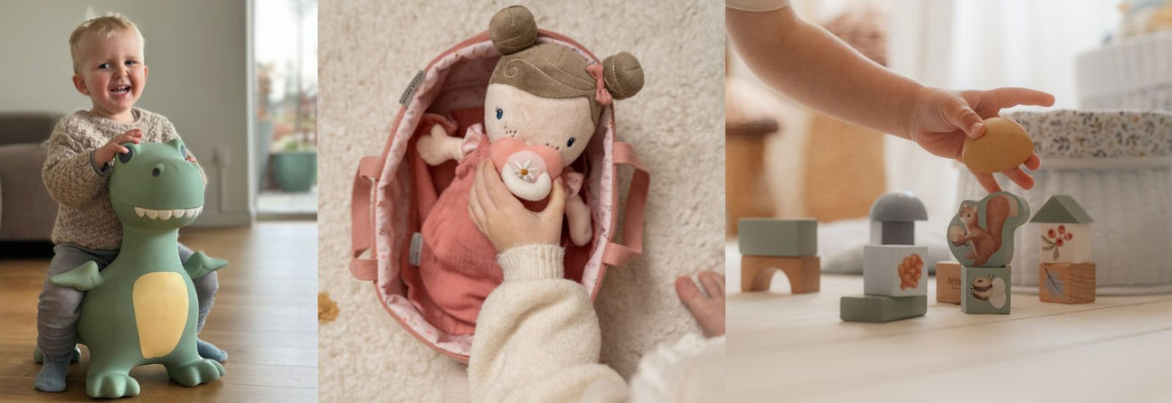 dreng på grøn dino hoppedyr, hånd holder på rosa dukke i babylift, hånd bygger med blå træklodser, julegaver til 2-årig hos Nordic Simply