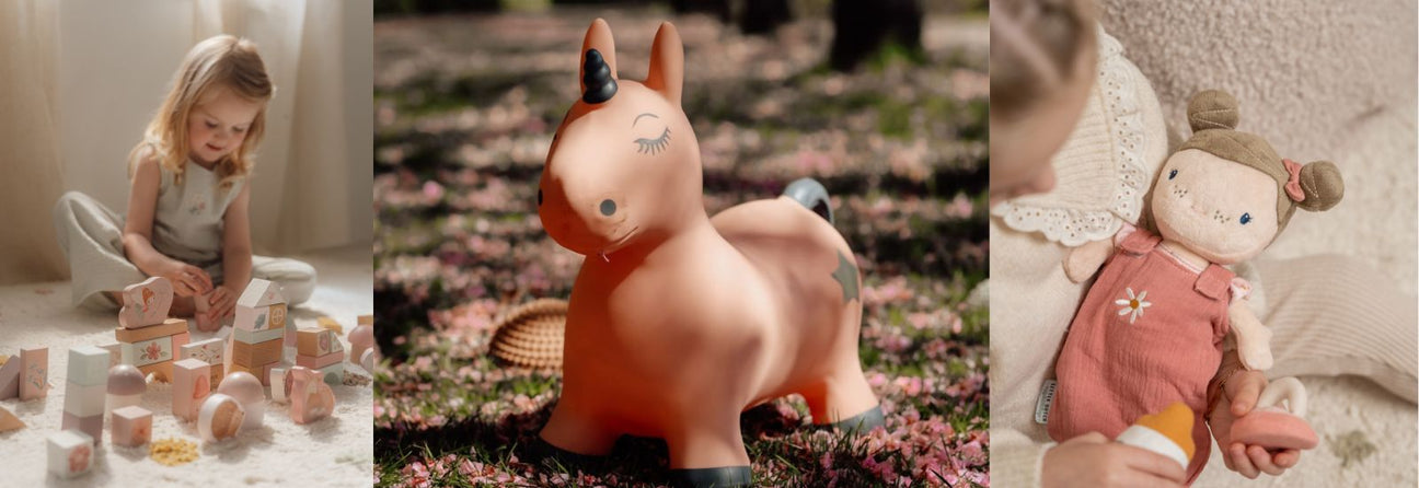 pige i lyst værelse leger med rosa byggeklodser, hoppedyr enhjørning i koral set i skovbund, pige holder blød rosa dukke, julegaver til pige 2 år hos Nordic Simply