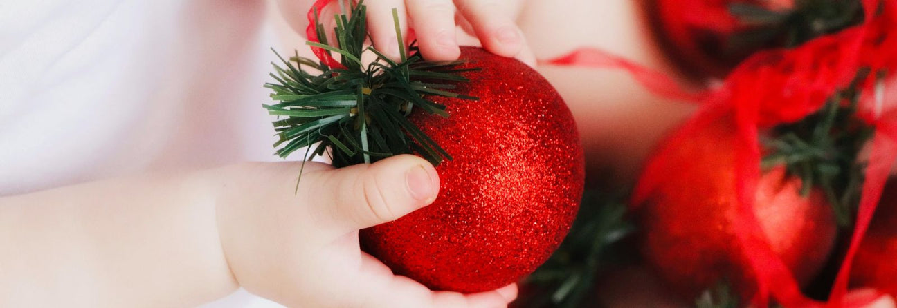 barnehænder med julekugle, find adventsgaver til barn 1-2 år i Nordic Simply adventsgaver til tumling