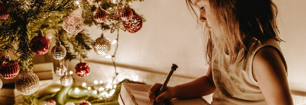 pige 6-9 år ved juletræ med krea, se adventsgaver til barn 6-9 år hos Nordic Simply