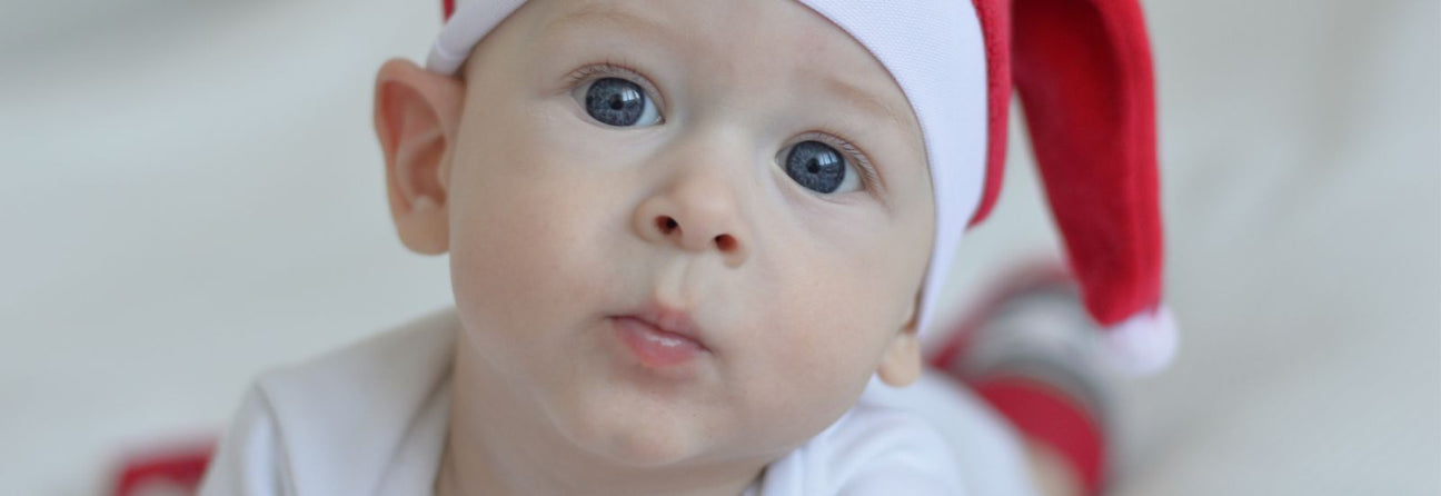 baby dreng  6-9 mdr med nissehue på, klar til første jul med adventsgaver fra Nordic Simply