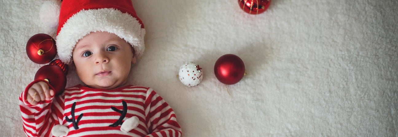 baby dreng med nissehue - find adventsgaver til dreng 9-12 mdr hos Nordic Simply