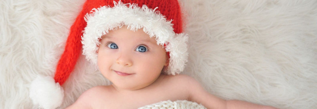 baby med nissehue, glæd dit barn eller barnebarn til jul med en adventskalender fra Nordic Simply