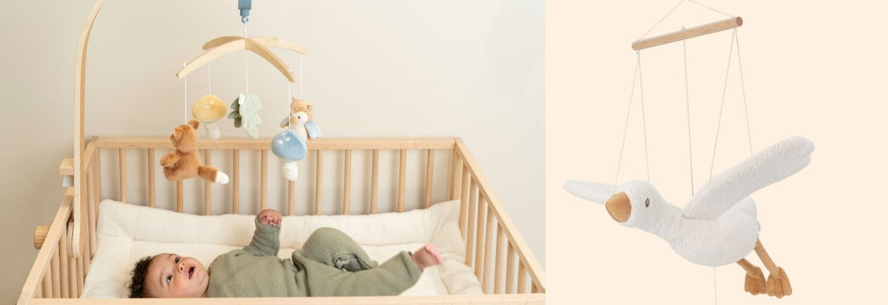 mobilei træ  med blå ræv og musik hænger over tremmeseng og mobile med gås, der flyver, set hos danske Nordic Simply
