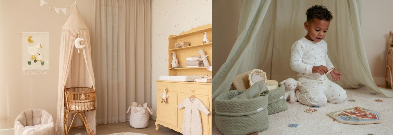 lys sengehimmel over babyseng og dreng på gulv med grøn sengehimmel over sig, set hos Nordic Simply