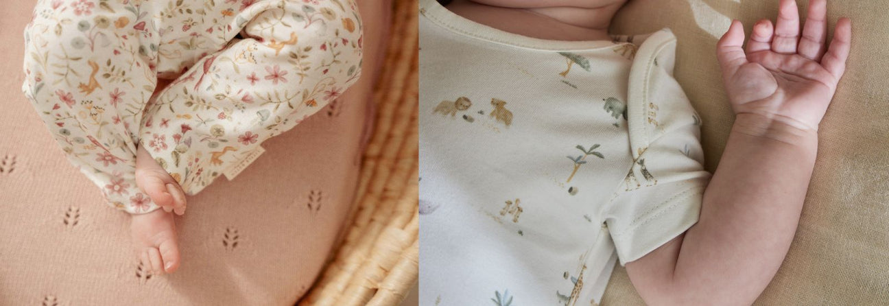 Babytøj fra Little Dutch, hvide leggings med rosa motiver set på babyben og hvid body med korte ærmer og safarimotiver set på baby ko