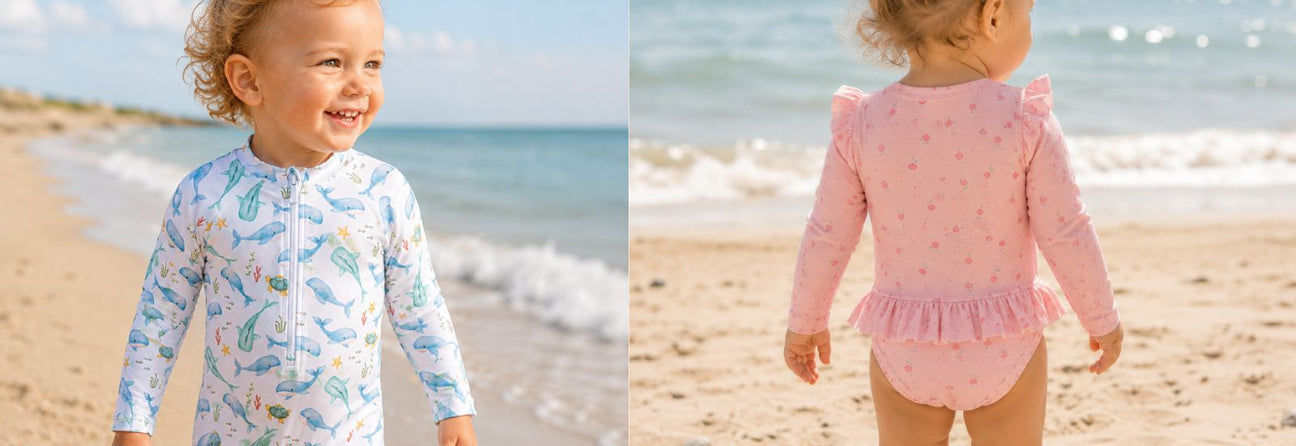 dreng og pige på strand, to billeder i et, dreng med badedragt med lange ærmer og ben hvid og blå, pige set bagfra i pink badedragt uden ben med lange ærmer. Begge børn står på strand