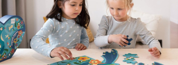 4-5 årige piger, der leger med et puslespil fra Scratch - find gaver til børn på 4 til 5 år hos Nordic Simply