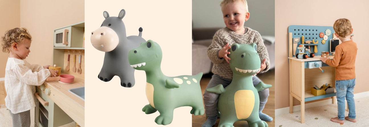 dreng i legekøkken, grå flodhest og grøn dino hoppedyr, dreng på dino hoppedyr samt dreng ved blå arbejdsbænk. Alle gode gaver til 4 årig dreng, fås hos Nordic Simply