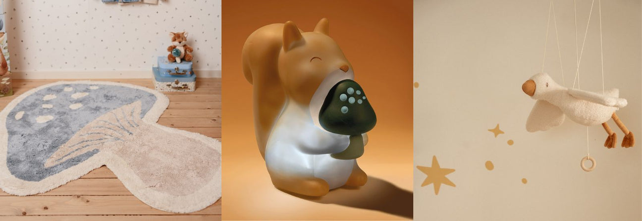 indretning drengeværelse, hes se lyseblåt svampetæppe på trægulv, egern natlampe og mobile med flyvende gås, set hos danske Nordic Simply