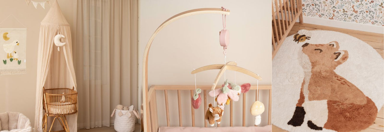 indretning i pigeværelse, her ses lys sengehimmle over seng, mobile i træ med lyd, dyr og rosa detaljer samt rundt gulvtæppe med ræv, set hos danske Nordic Simply